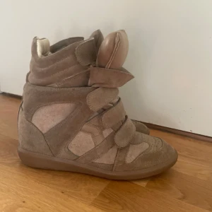 isabel marant skor - Riktiga isabel marant skor. Andvända fast jättebra skick. Säljer pga att de är för små. Storlek 38 fast är små i storlek. Skriv om du har frågor eller vill ha fler bilder.😊