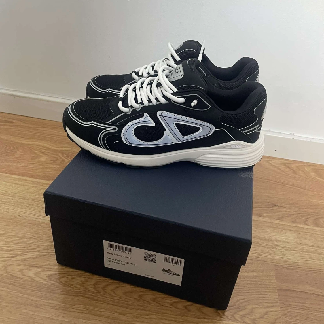 Svarta Dior sneakers med vit sula och logga