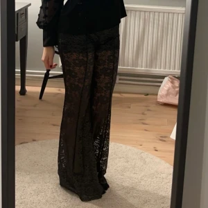 Spetsbyxor - Super snygga spetsbyxor i svart, använda 1 gång! Är i storlek 32, men passar även mig som brukar ha 36