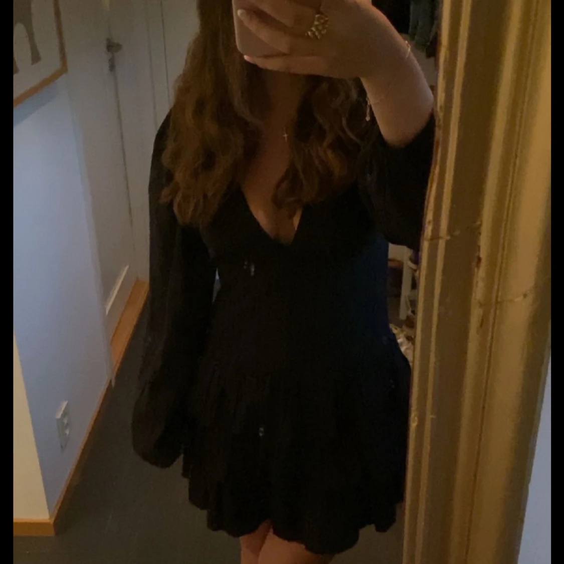 Svart volangklänning med v-ringning