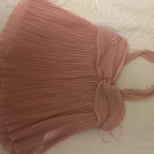 Rosa halterneck topp från Zara - Supersöt halterneck topp från Zara. Den är helt ny med prislapp, jag säljer den då den inte passar mig. Jag är öppen vid diskussion om pris