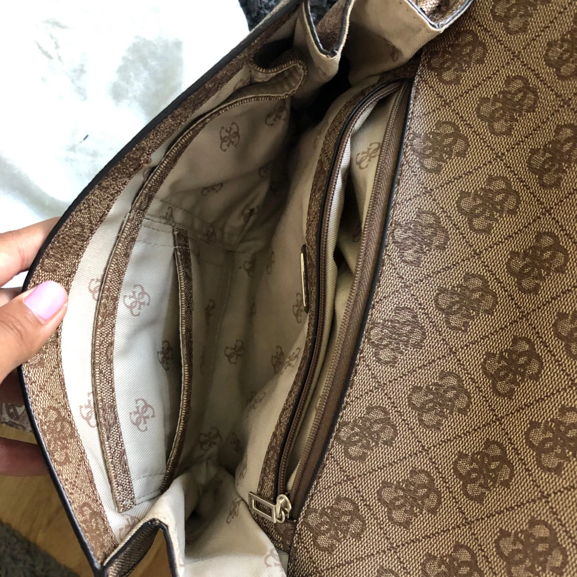 Beige axelväska från  Guess - 4