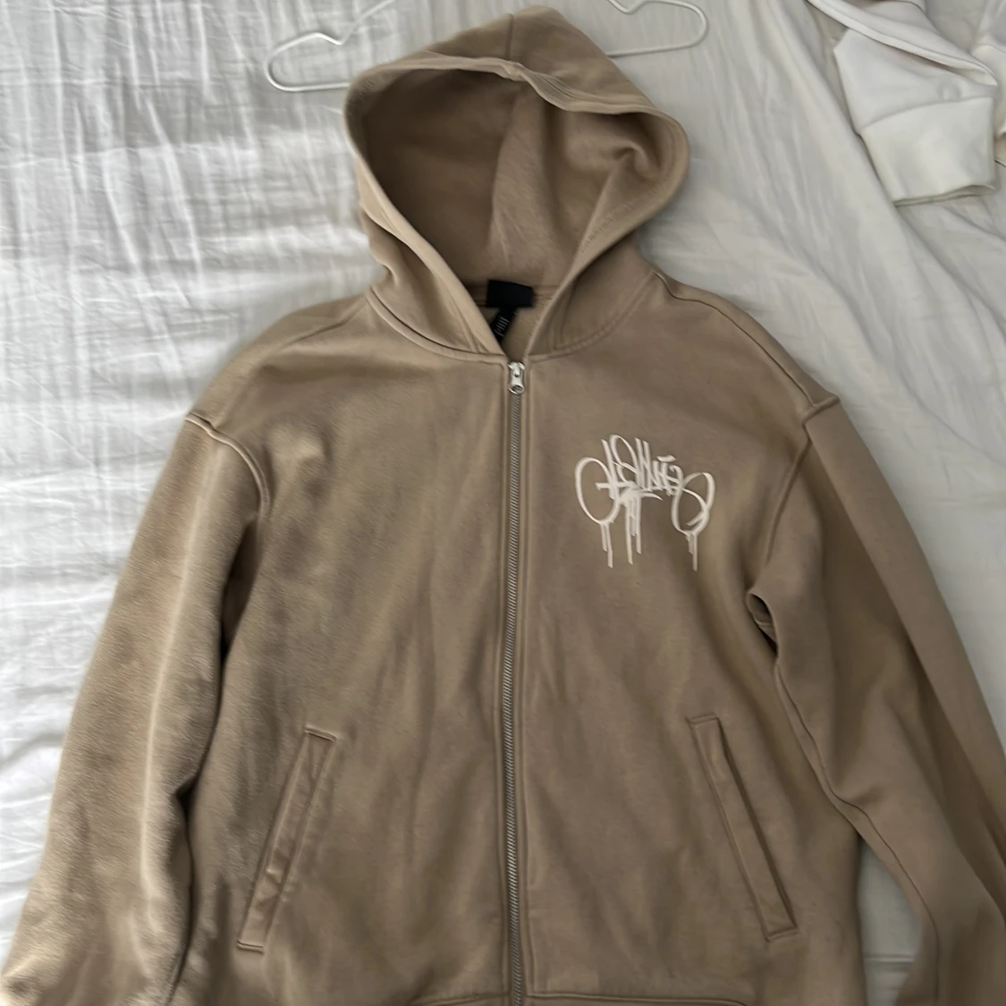 Beige hoodie med tryck från H&M