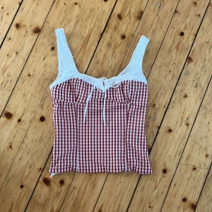 Rödvitrutig topp från Zara - Supersöt rödvitrutig eftertraktad topp från Zara❤️Perfekt för våren och sommaren! Storlek XS, skriv för fler bilder💕