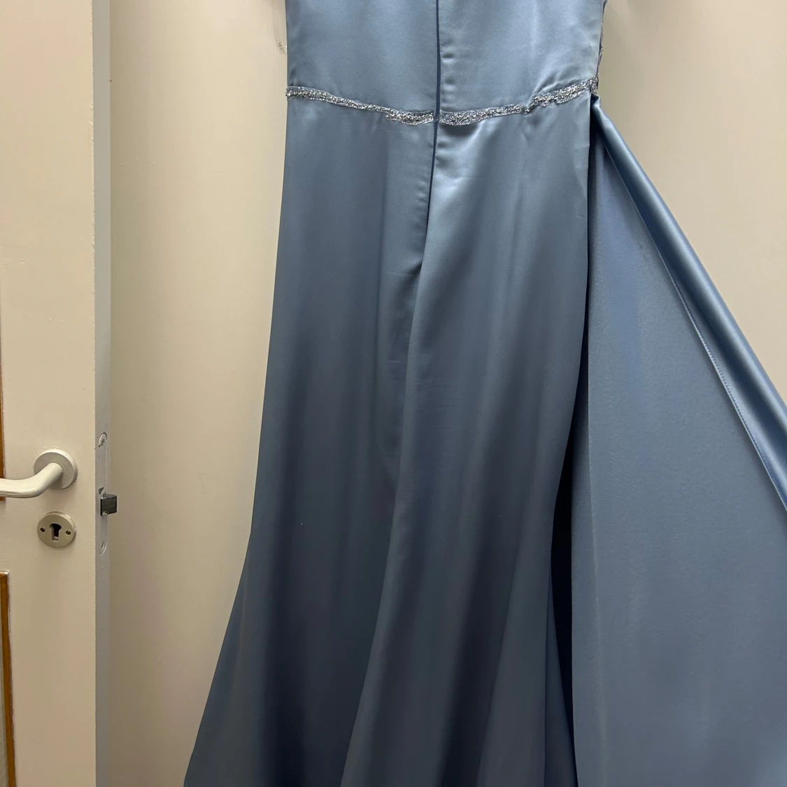 Ljusblå långklänning med drapering och pärldetaljer - 4