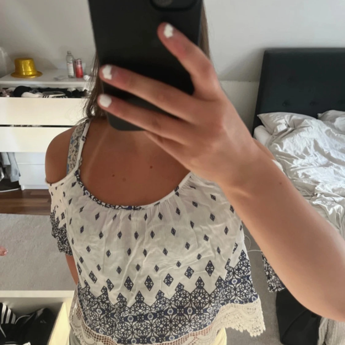 Vit och blå croppad blus med spetsdetaljer