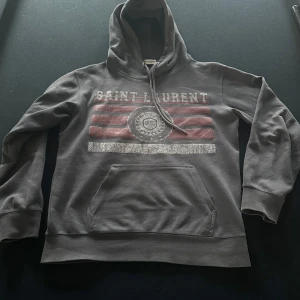 Grå hoodie från Saint Laurent - Säljer en grå hoodie från Saint lauren. Använd fåtal gånger. Storlek xs, priset går att förhandla 