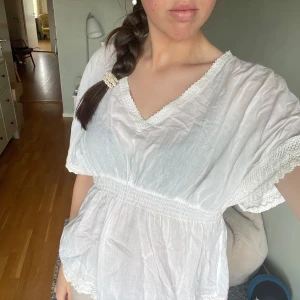 Vit blus  - Säljer denna skit snygga vita blus som är i storlek L men passar mig som har S💕