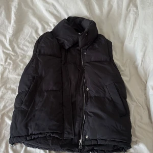 Svart väst - En svart väst från Bershka 🤩