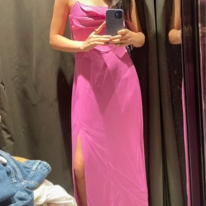Rosa långklänning med slits och smala axelband - så snygg rosa långklänning med smala axelband och en slits framtill. Använt endast 1 gång.