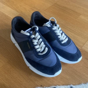 Blå sneakers från Axel Arigato storlek 42 - Snygga sneakers från Axel Arigato storlek 42