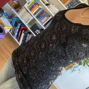 Y2k glittrig linne - Glittrigt fest topp med Blom mönster. Jätte fint skick. Står ingen storlek, passar s.