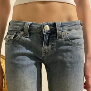 Joey low rise flare - Säljer ett par riktigt snygga True Religion Joey low-rise flare jeans i storlek W23. Säljes för att storleken inte riktigt var som jag ville ha. Perfekt för dig som gillar trendiga och coola jeans💕