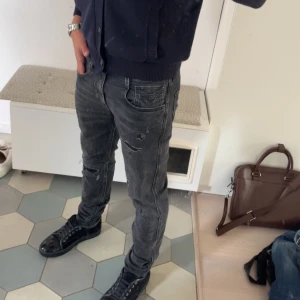 Svarta Replay Anbass jeans med slitningar - Säljer ett par riktigt goa jeans från replay i modellen anbass. Skriv om du har några funderingar eller frågor!