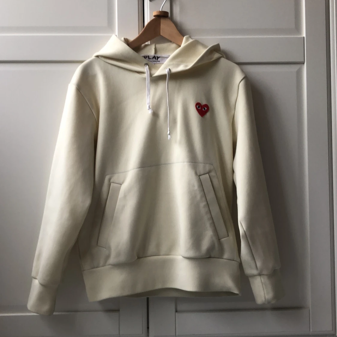 Vit hoodie från Comme des Garçons Play