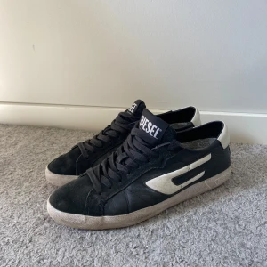 Diesel Skor - Säljer dessa fräscha Diesel skor i storlek 43 då de inte kommer till användo längre. Skorna är i bra skick och är bara smutsiga. Finns en spricka i sulan som lätt går att laga 