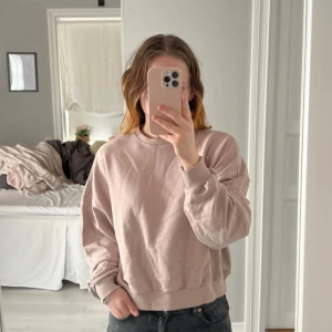 Oversized sweatshirt - Lite kortare tröja som har en fläck på framsidan som jag ej försökt få bort! Annars font skick. Färgen är lite gammelrosa skulle jag säga. Axelbredd 70cm, längd 53cm.