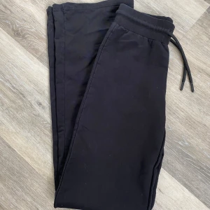 Svarta mjukisbyxor från 157 - Svarta mjukisbyxor från 157 med resår, säljer pga att dom blivit för små, lappen sitter inte kvar men dom är i storlek XXS 