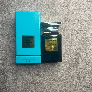 Tom Ford Neroli Portofino – 100 ml  - Tom Ford Neroli Portofino – 100 ml 🌊 Frisk och citrusig lyxdoft från Tom Ford – “Neroli Portofino”, en elegant somrig parfym som passar perfekt till både vardag och fest.  • Storlek: 100 ml • Kvar: Nästan full, endast testad • Nypris: ca 3000 kr • Säljes till lågt pris då jag inte föll för doften  💡 Köpt via Plick för 2000 kr. Tidigare ägare uppgav att den är äkta och visade kvitto, men jag kan inte garantera äktheten – därav det låga priset.  📍 Finns i Linköping eller skickas mot fraktkostnad. 