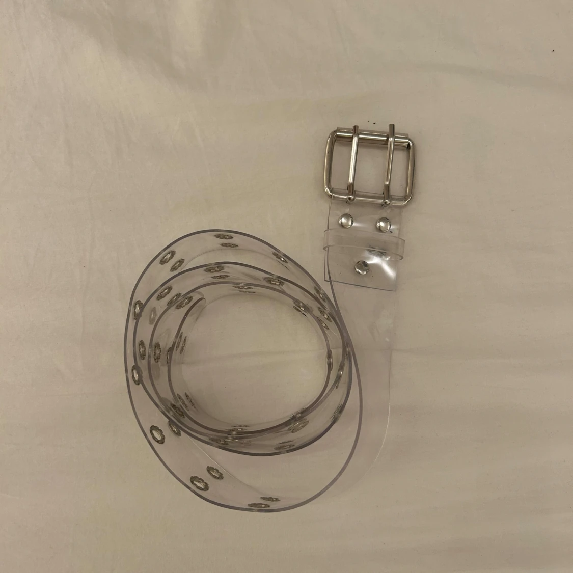 Transparent bälte med silverfärgade nitar - 1