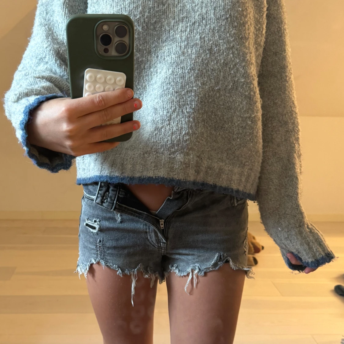 Grå jeansshorts med fransar