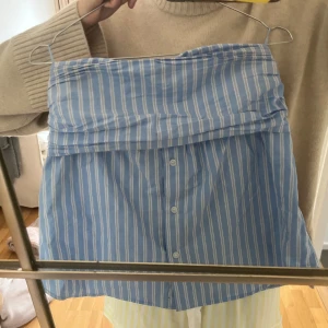 Blåvitrandig skjort - topp från zara - Säljer min såå fina skjort-topp eller va man ska kalla det från zara!! Passar till så många tillfällen och är såå snygg. Den har defekt (se sista slide) men tror det går bort i tvätten annars syns den typ inte! 