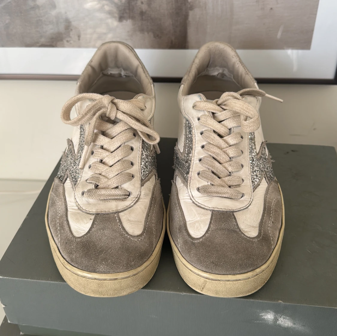 Vit och grå sneakers från Moa Concept storlek 40