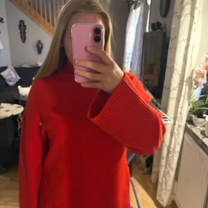 Röd stickad tröja med polokrage - Säljer en röd stickad tröja med polokrage och långa ärmar. Tröjan har breda ribbade muddar vid ärmslut och nederkant. Perfekt för kyligare dagar och enkel att styla till olika outfits.(pris går att diskutera)