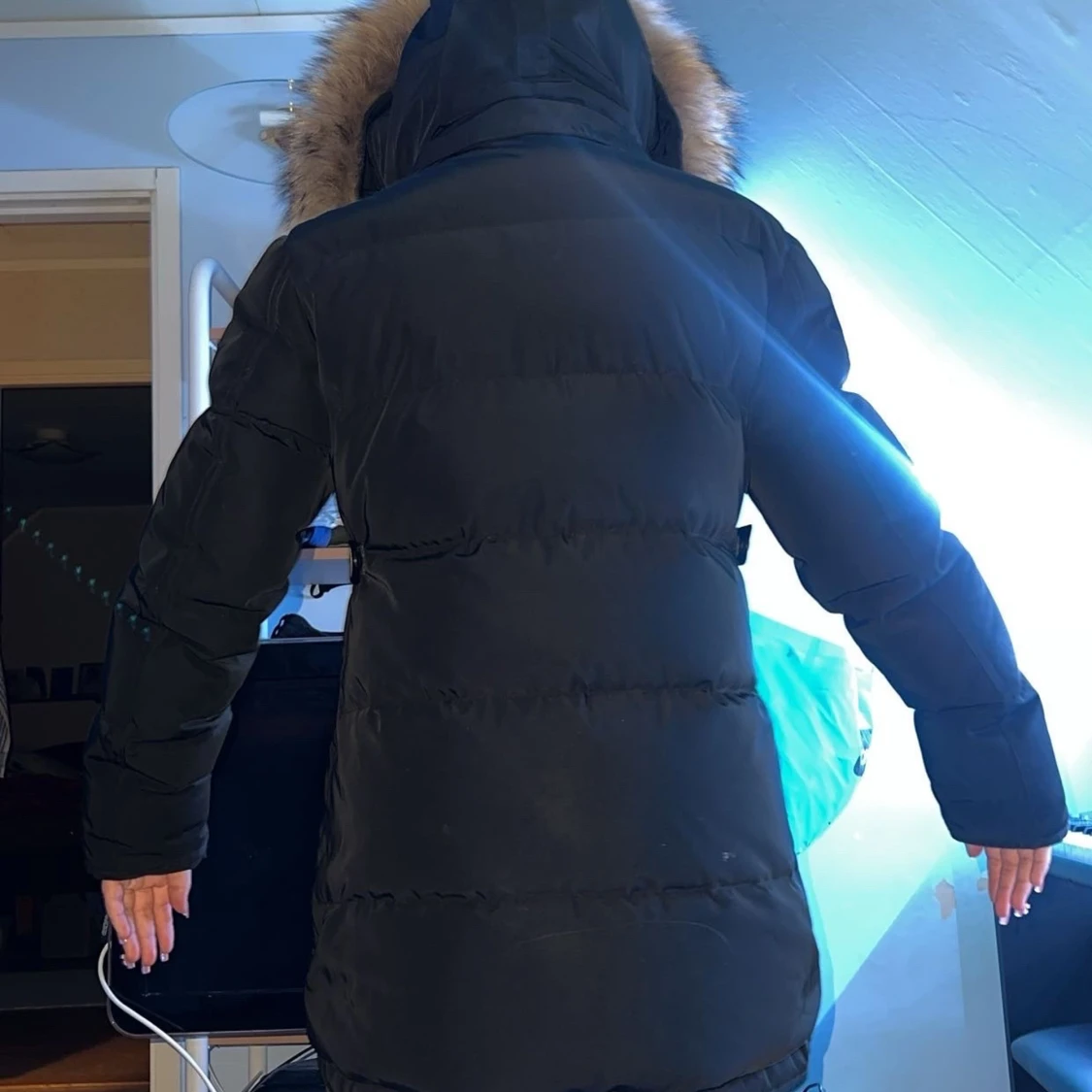 Svart vinterparkas med pälskantad huva från Cecion Sweden  - 2