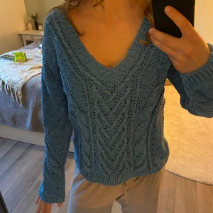 Blå stickad tröja med v-ringning från Gant - Säljer en blå stickad tröja från Gant med snygg v-ringning och kabelstickat mönster. Tröjan har lång ärm och en lite loose passform perfekt nu till sena sommarkvällar men kom inte till användning hos mig som jag hade tänkt. Jättefint skick, inga defekter alls. Pris går alltid att diskutera. Skriv för funderingar osv❣️