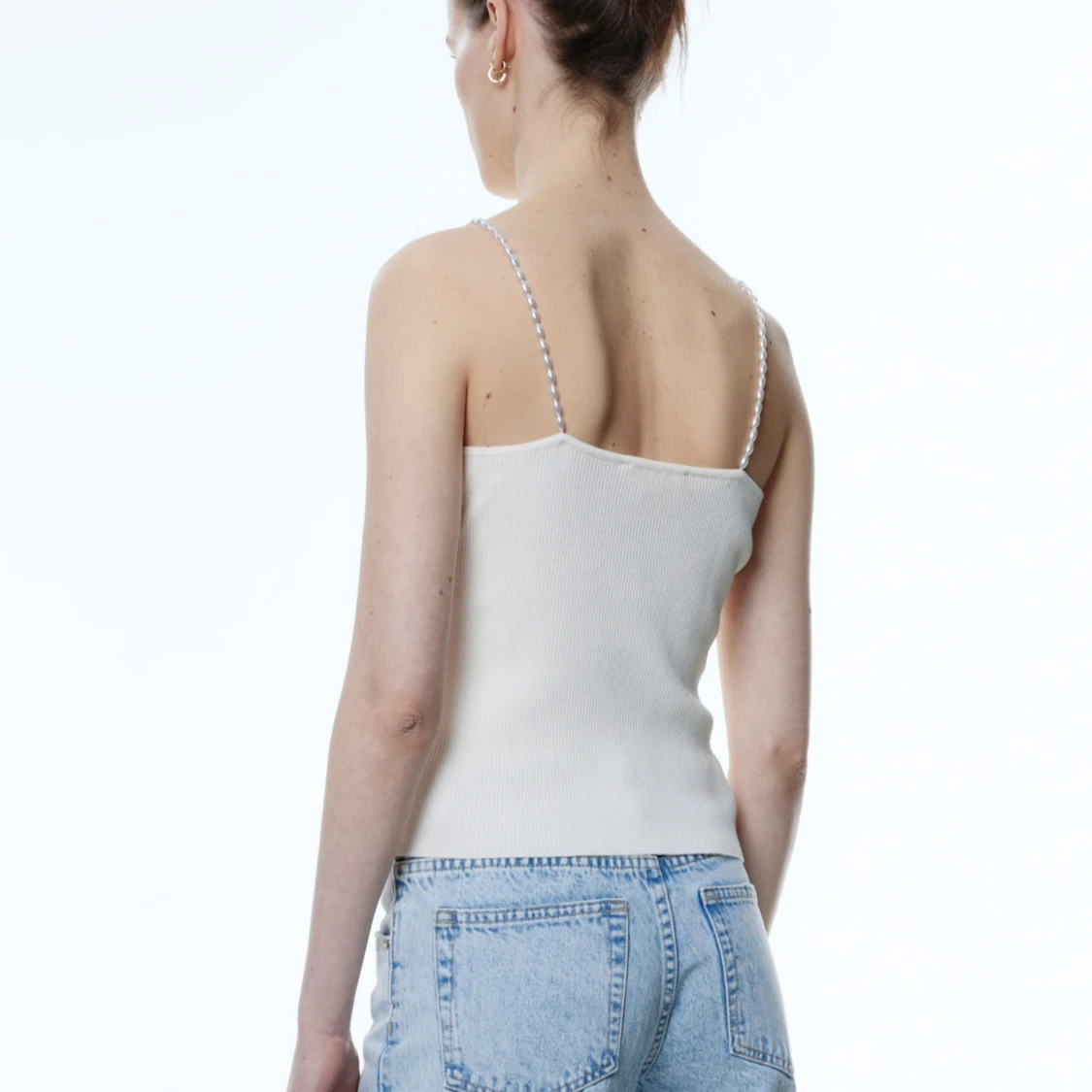 Vit ribbad linnetopp med kedjeband - 1