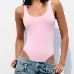 Ljusrosa body  Zara  - Säljer en ljusrosa bodysuit med rund halsringning och ärmlös design. Använd en gång. Storlek M men passar mig som brukar ha xs men den är även väldigt stretcig så passar nog större storlekar också💕