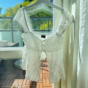 Vit topp från Gina Tricot - Superfin vit sommartopp från Gina Tricot 🤍🥂
