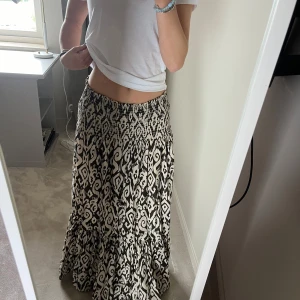 Brunbeige långkjol med mönster - Säljer en jättefin brun långkjol med beiget mönster med elastisk midja. 