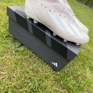 Adidas/X Crazyfast.3 - Ett par riktigt nice fotbollsskor,galet sköna och köra i men dem är använda några gånger tog av snörena på dem men skickar med snörena i lådan