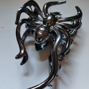 Hårklämma - Hårklämma i form av en spindel. Aldrig använd. Större variant. Superfin.