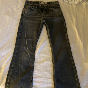 Svarta bootcut jeans från Crocker - Säljer ett par svarta bootcut jeans från Crocker, modell Billy Black OD.Vintage. Jeansen har klassisk femficksdesign och är tillverkade i 100% bomull. Köpte dom från vinted men var för små, finns två små hål 💕