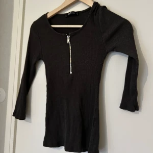 Topp - Säljer en grå ribbad topp