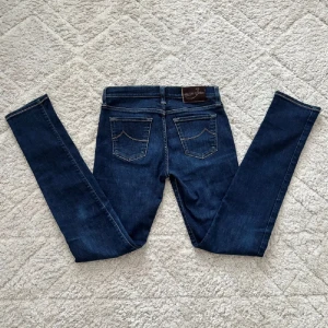 Jacob Cohën jeans  - Säljer ett par Jacob Cohën jeans i 10/10 skick, använda ett fåtal gånger, Nypris: ca 5 tusen. Storlek: w28 och passformen Slim fit. Hör av dig vid frågor och pris kan diskuteras vid snabb affär!