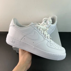 Nike air forces 1 - Snygga air forces 1 från Nike, minimalt använda väldigt snygga. Passar absolut till sommaren 