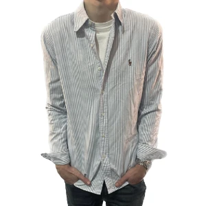 RALPH LAUREN - RANDIG SKJORTA - Randig skjorta från Ralph Lauren i storlek Medium (passar även L) - Skick 9/10 - Nypris: 1500 mitt pris: 549 - Modellen på bilden är 184 och brukar bära Medium