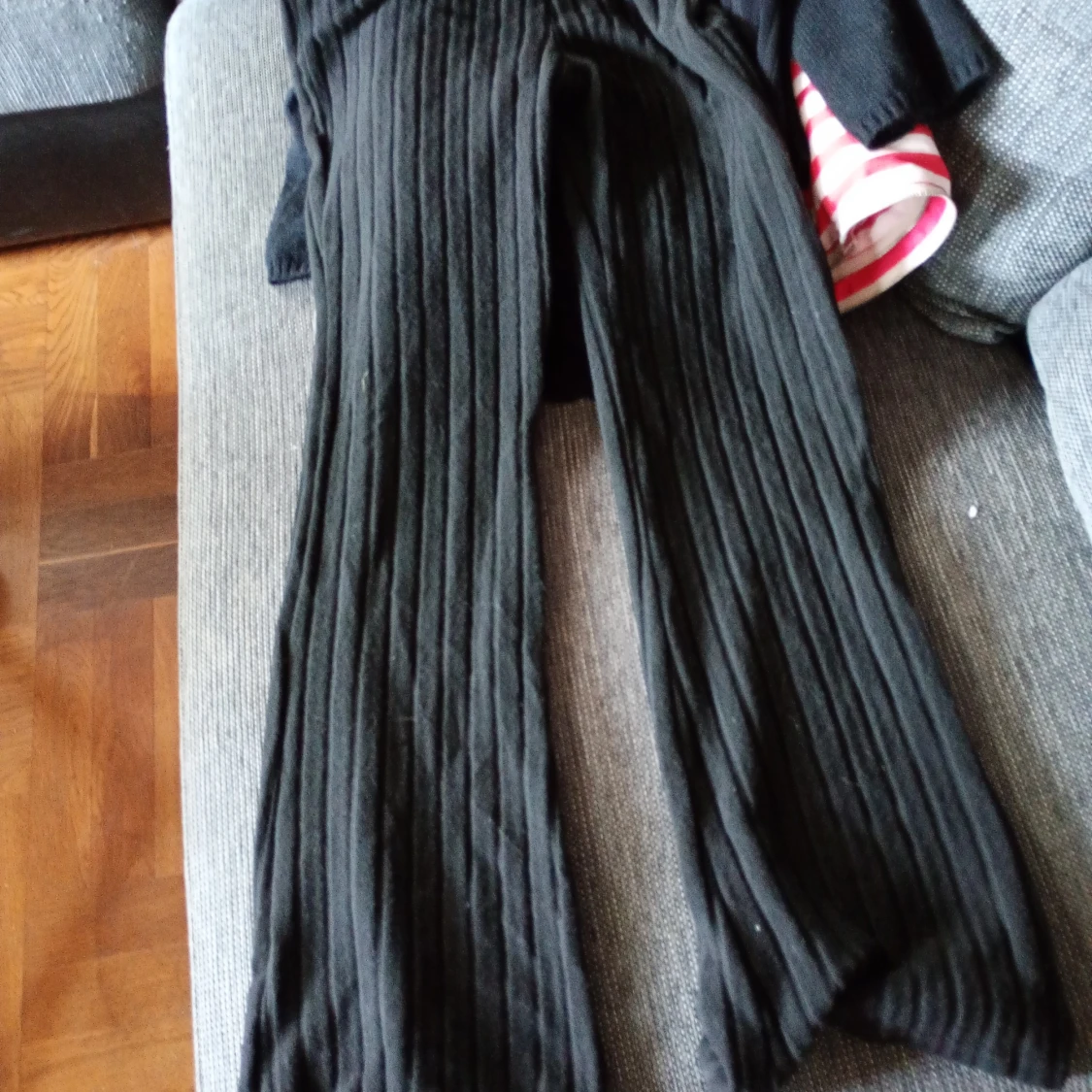 Svart ribbad Tröja med byxor stl L  - 2