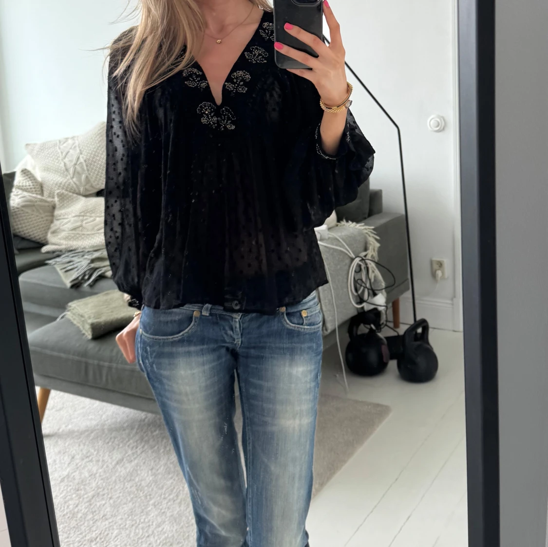 Svart blus med broderade detaljer från Zara