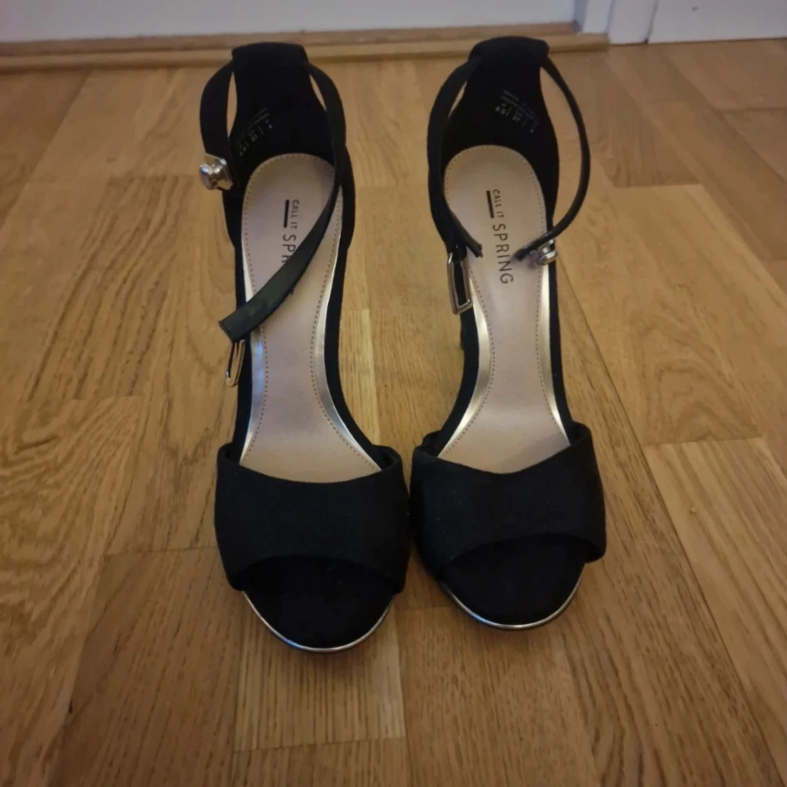 Svarta klackskor med öppen tå från Spring - 2