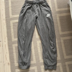 Grå mjukisbyxor Nike - Grå mjukisbyxor från Nike, 170 men typ samma som XS