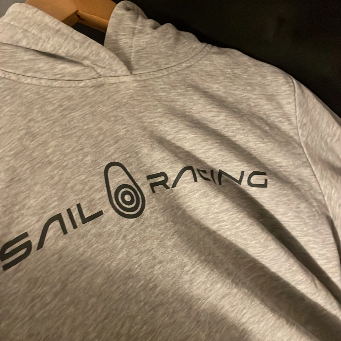 Grå hoodie från Sail Racing - 2