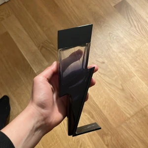 New York cobalt Bad boy herrparfym från Carolina Herrera - Cool herrparfym från Carolina Herrera i en unik flaska formad som en svart blixt. Flaskan har detaljer i svart och guld och känns riktigt lyxig. Perfekt för dig som gillar snygg design och vill sticka ut med din doft.