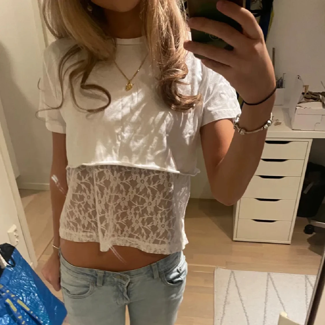 Vit croppad linne med spetsdetalj - 1