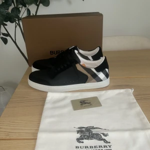 Burberry skor - Säljer ett par helt nya burberry skor. Box, dustbag och ett burberry kort medföljer.
