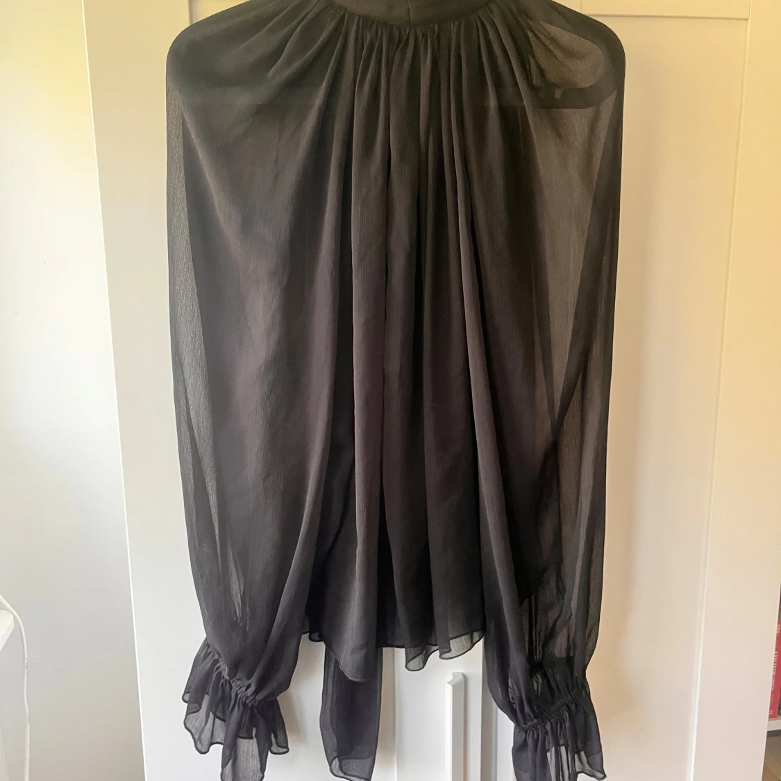 Genomskinlig blus med band - 1